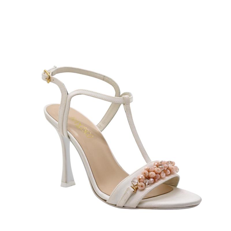 In questa foto un sandalo da sposa Francesco Italy 2024 con tacco a rocchetto e perline color corallo sulla fascia frontale