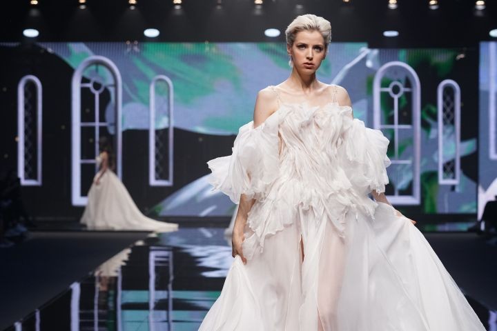 In questa foto una modella sfila sulla passerella del Sì Sposaitalia indossando un abito da sposa