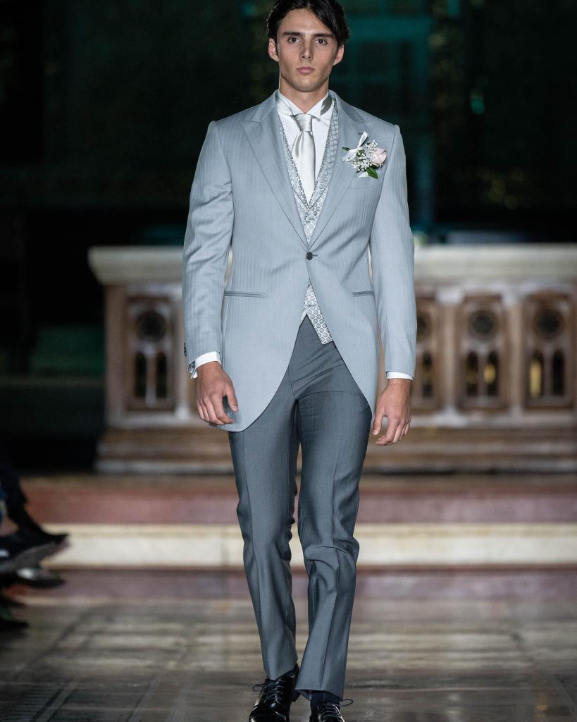 In questa immagine il modello indossa un abito da sposo colorato Sergio Nesci