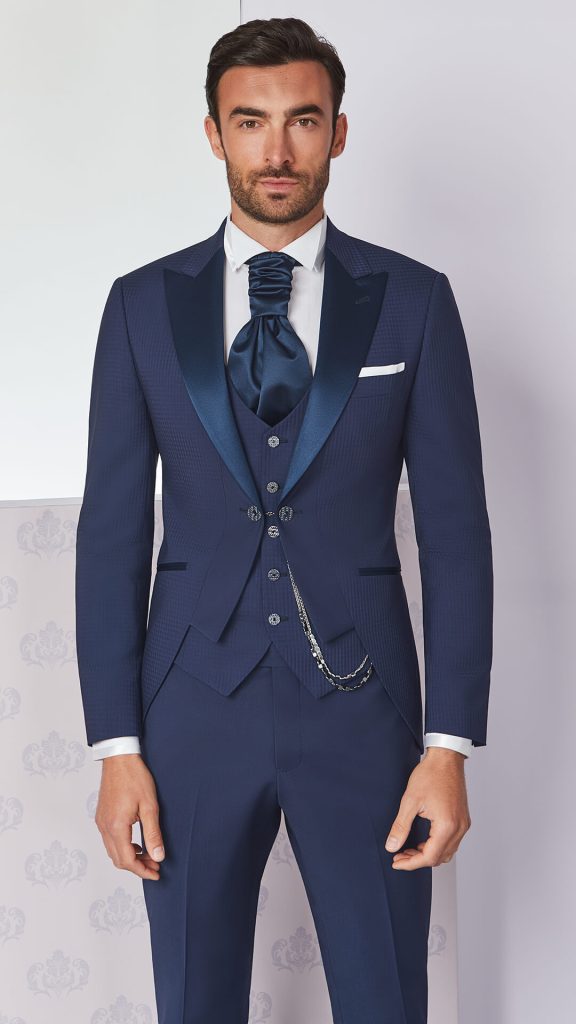 In questa immagine il modello indossa un abito da sposo colorato blu Andrea Versali