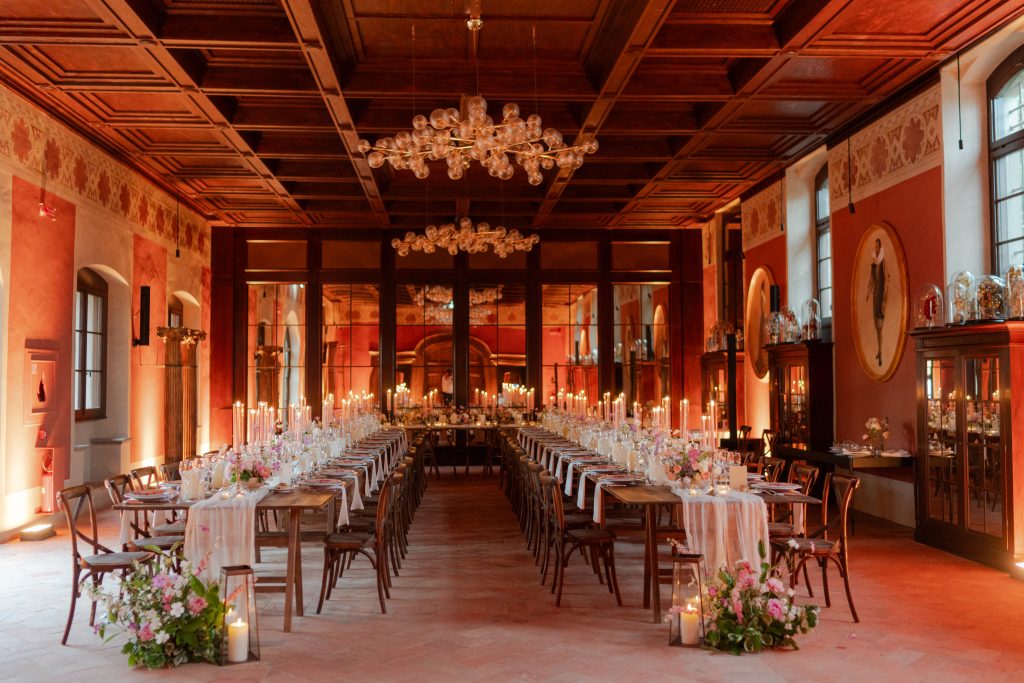 In questa foto al sala interna di Vignamaggio in un matrimonio organizzato da Blanc Weddings