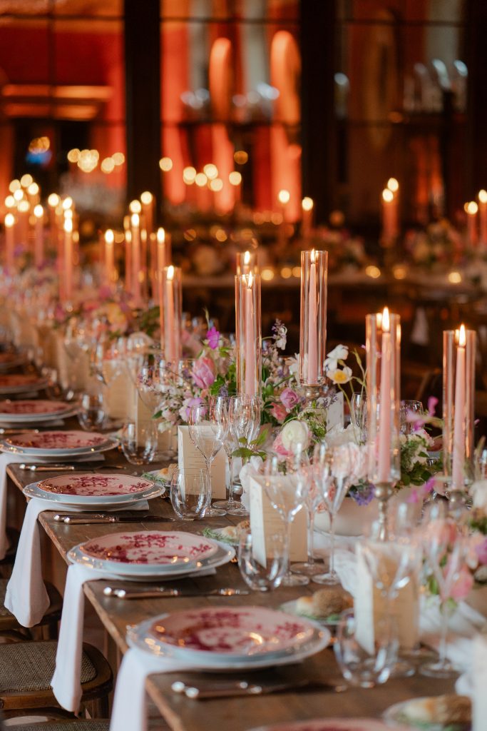 In questa foto al sala interna di Vignamaggio in un matrimonio organizzato da Blanc Weddings