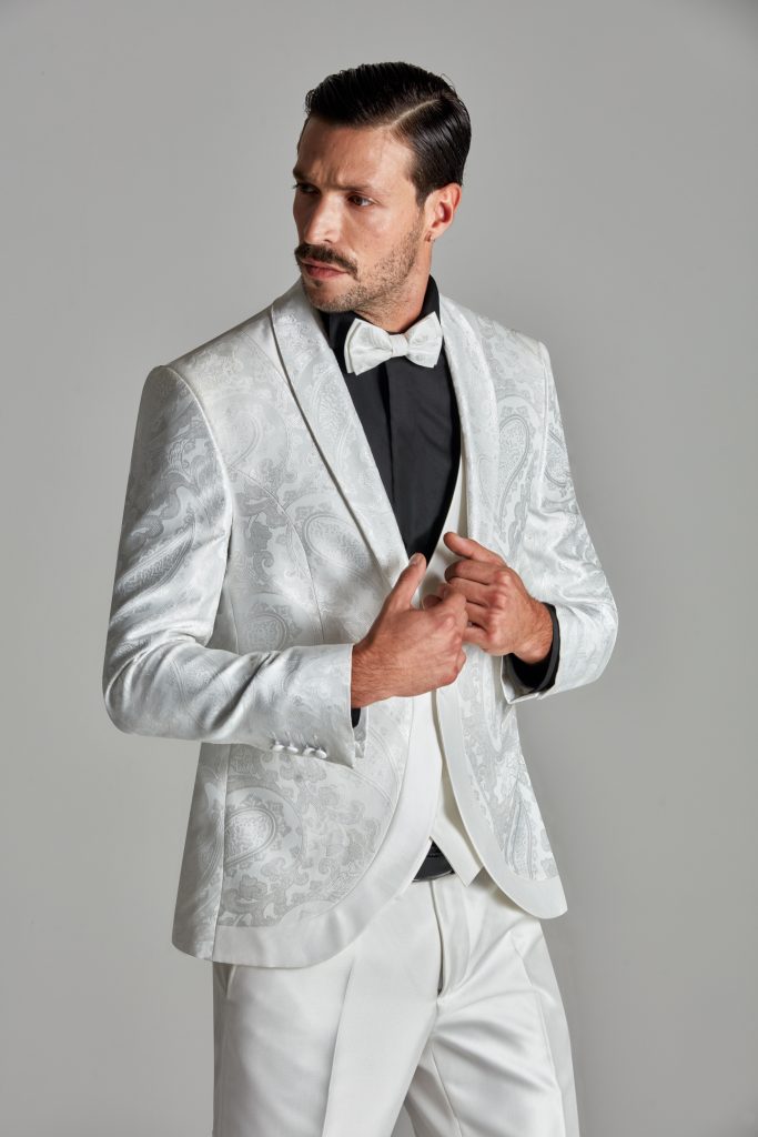 In questa foto il modello indossa un abito da sposo Gai Mattiolo Gold Carpet 2023