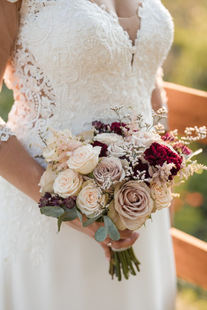 In questa immagine un bouquet sposa 2024 con rose aperte, tendenza del nuovo anno. 