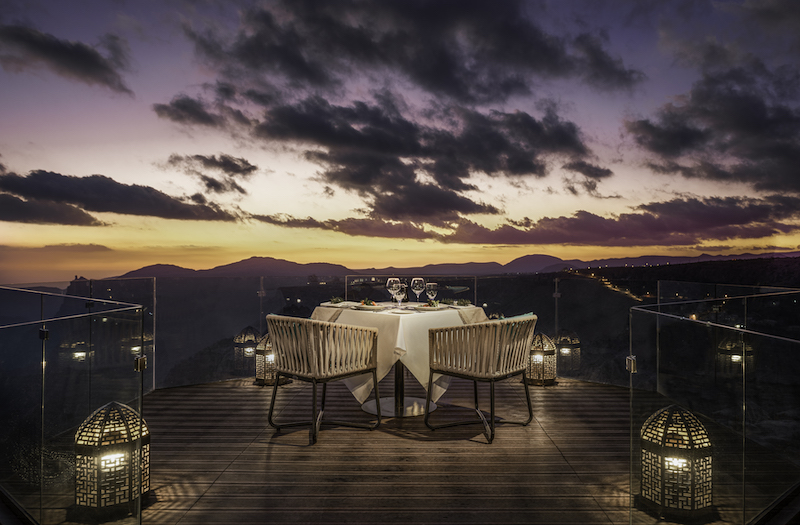 In questa foto la terrazza sui canyon dell'Oman dell'Anantara Al Jabal Akhdar Resort