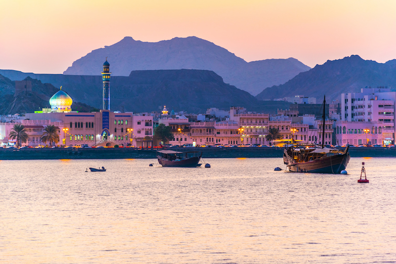 In questa foto una veduta dal mare del Distretto di Muttrah, a Muscat. L'Oman, oltre ad essere un viaggio di nozze insolito, è anche una delle mete per luna di miele 2024