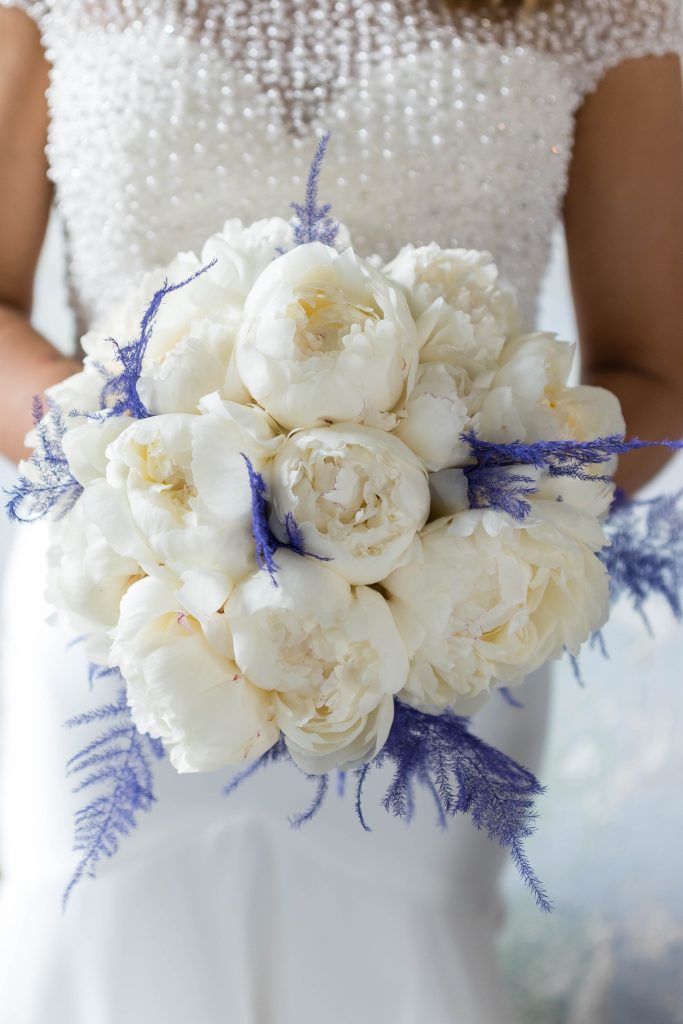 In questa immagine un mazzo di fiori con peonie, un must per la sposa moderna.