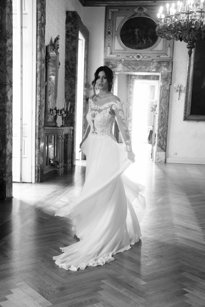In questa immagine un abito da sposa con corpetto in pizzo e gonna in seta