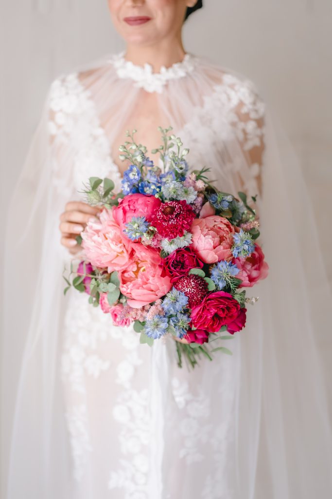 In questa immagine un mazzo di fiori con peonie, un must per la sposa moderna.