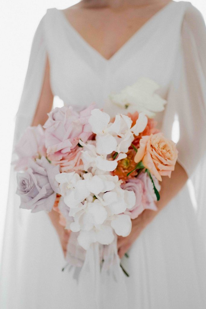 In questa immagine un bouquet sposa 2024 dalle tonalità chiare. 