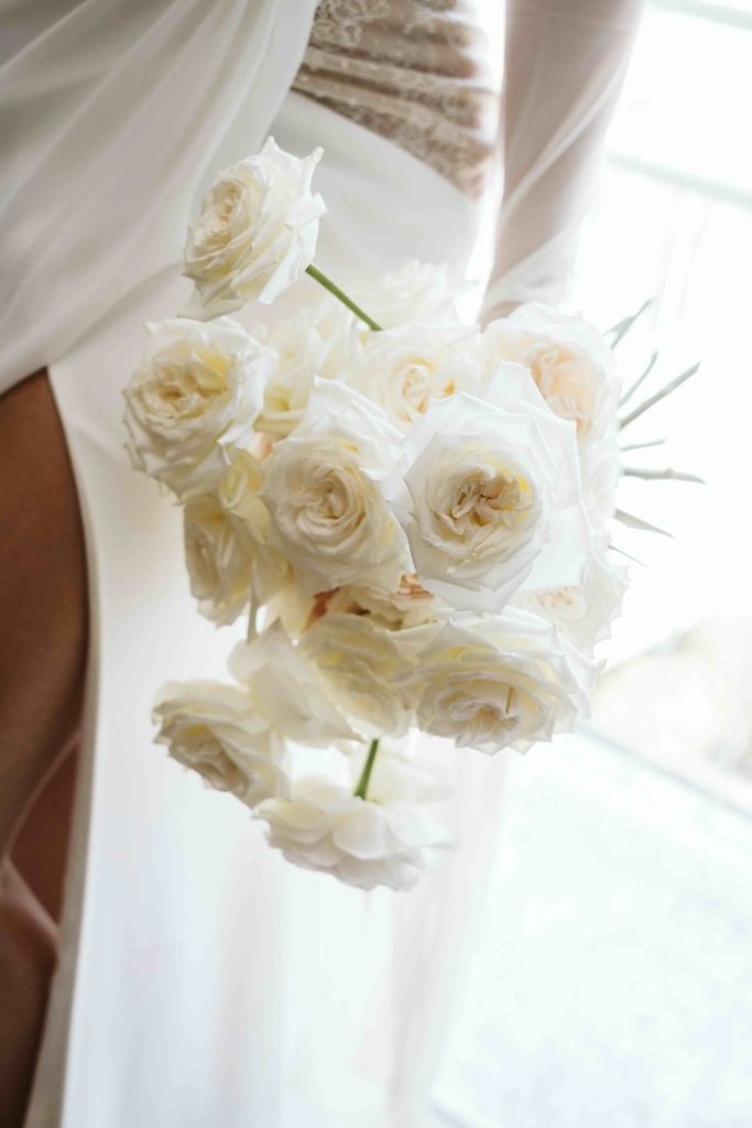 In questa immagine un bouquet sposa 2024 con rose aperte bianche
