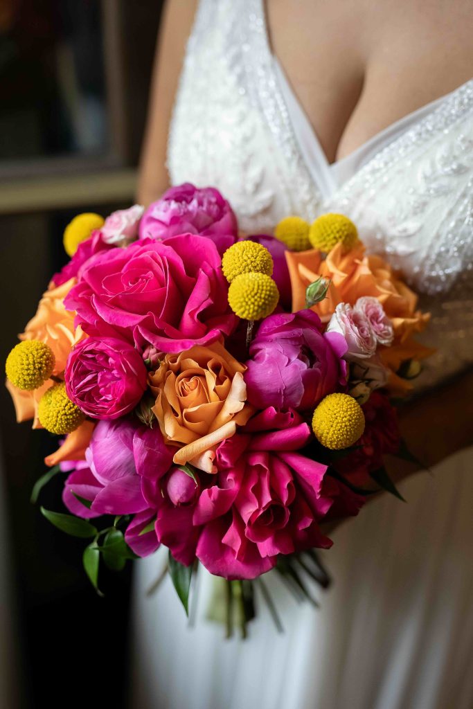 In questa immagine un mazzo di fiori colorato e dalle tonalità pop. 