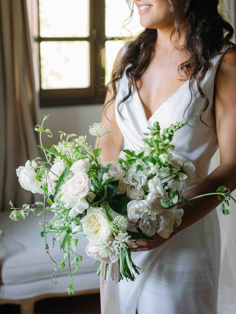 In questa immagine un mazzo di fiori nelle tonalità chiare per la sposa. 