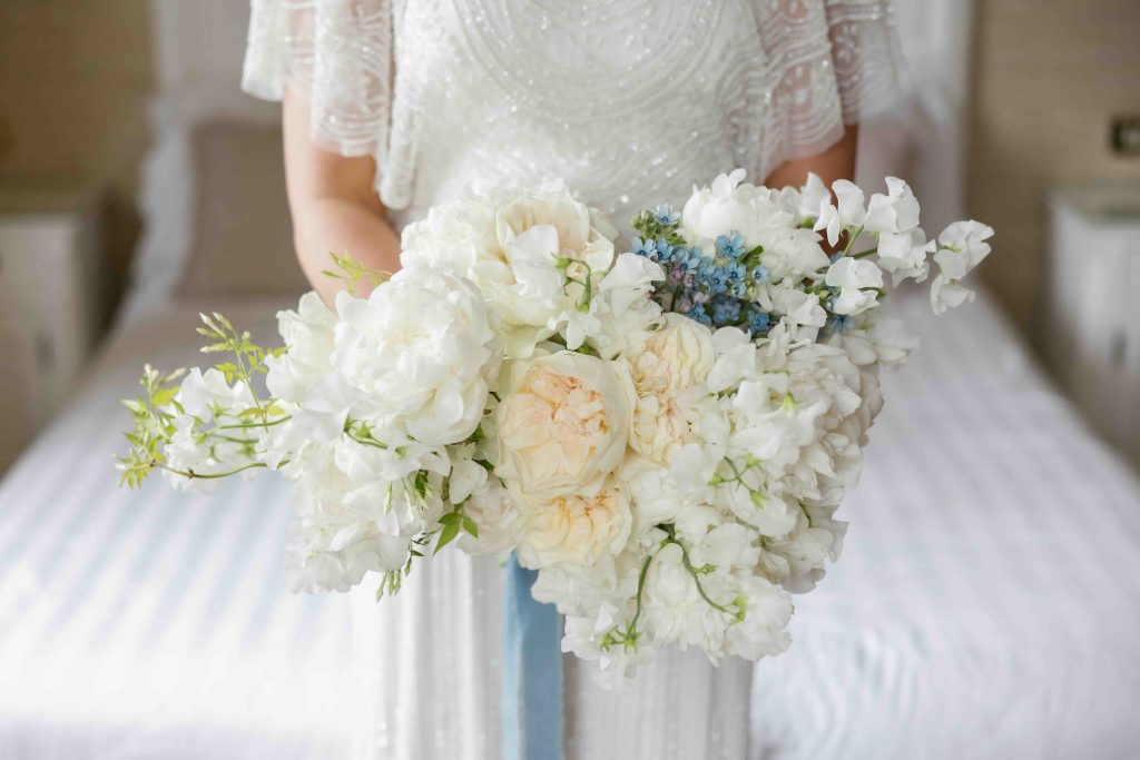 In questa immagine un mazzo di fiori dalle tonalità chiare per la sposa. 