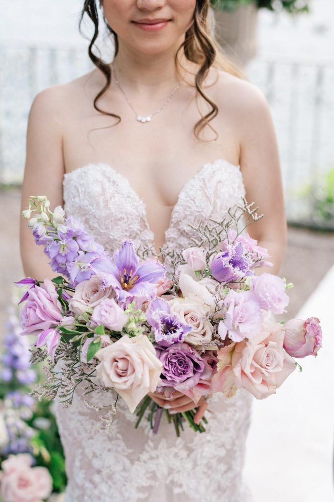 In questa immagine un bouquet sposa 2024 con rose aperte, tendenza del nuovo anno. 