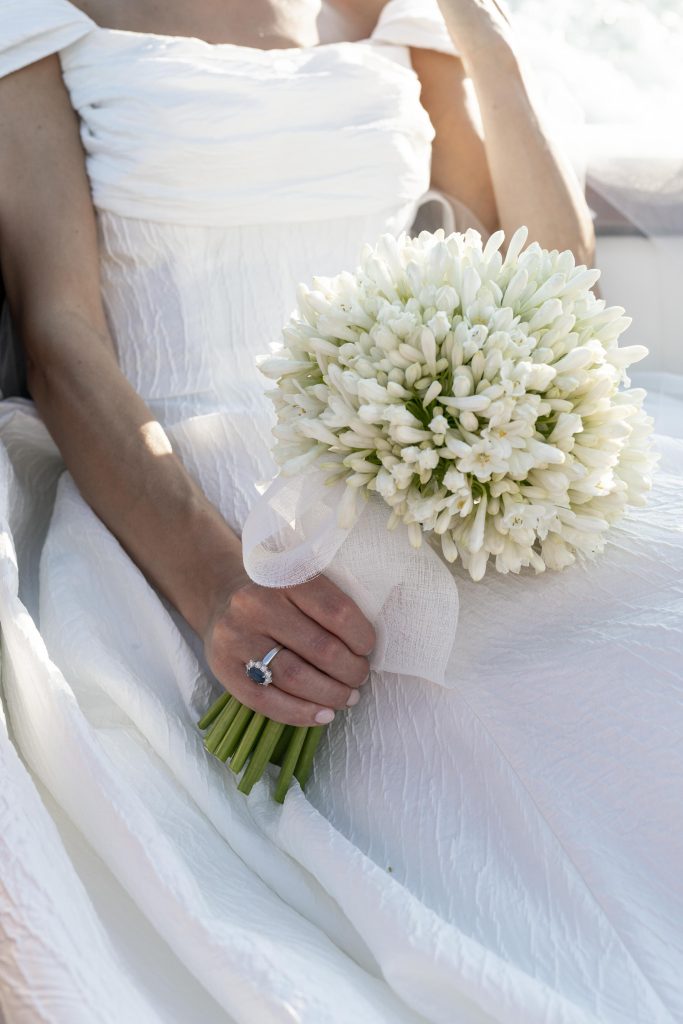 In questa immagine un elegante mazzo di fiori bianchi. 