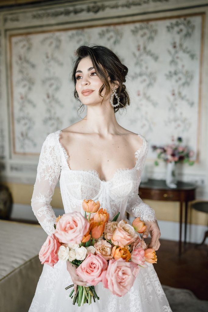 In questa immagine un bouquet sposa 2024 con rose aperte, tendenza del nuovo anno. 