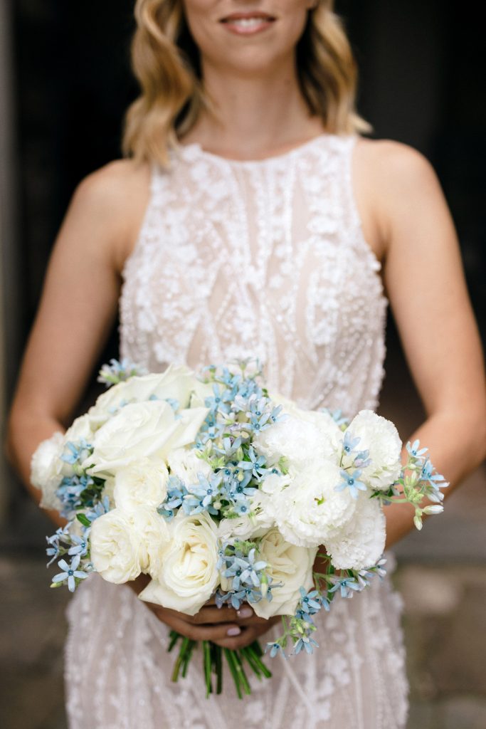 In questa immagine un bouquet sposa 2024 con rose aperte, tendenza del nuovo anno. 