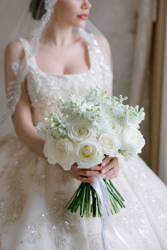 In questa immagine un bouquet sposa 2024 con rose aperte, tendenza del nuovo anno. 