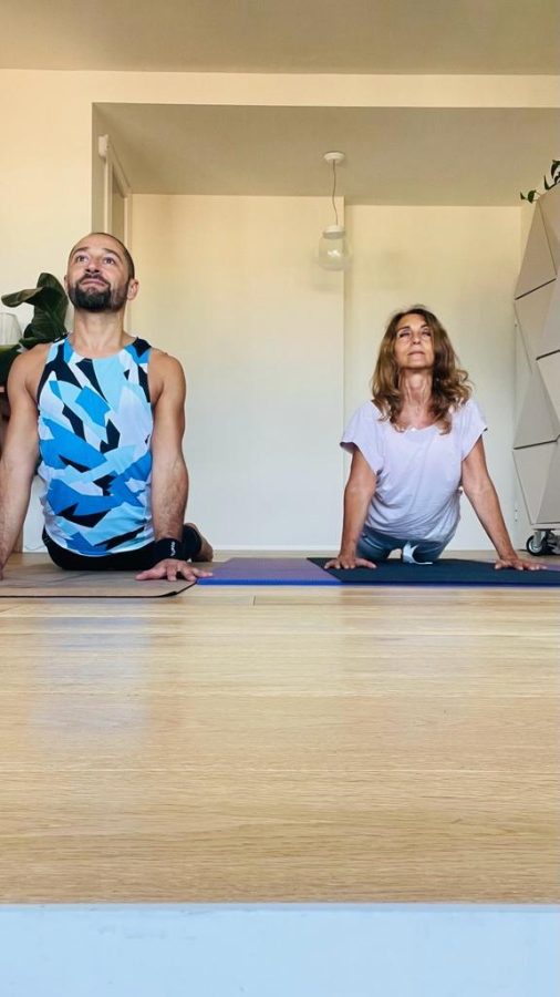 In questa foto la dottoressa Frida Pedicchio durante una lezione di yoga