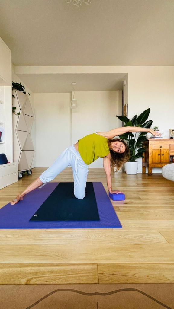 In questa foto la dottoressa Frida Pedicchio durante una lezione di yoga