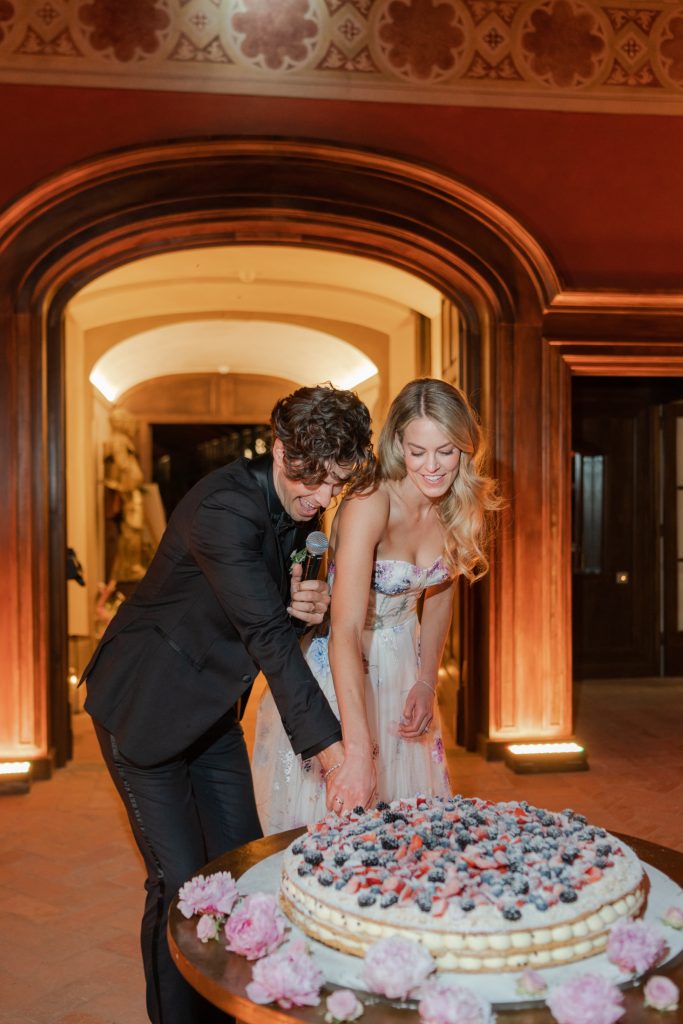 In questa foto il taglio della torta di  Sarah e Andrew in Toscana a Vignamaggio 