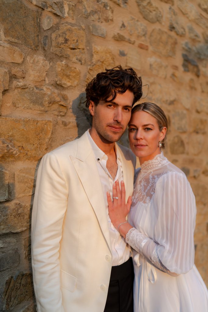 Gli sposi Sarah e Andrew in Toscana durante il matrimonio a Vignamaggio organizzato da Blanc Weddings