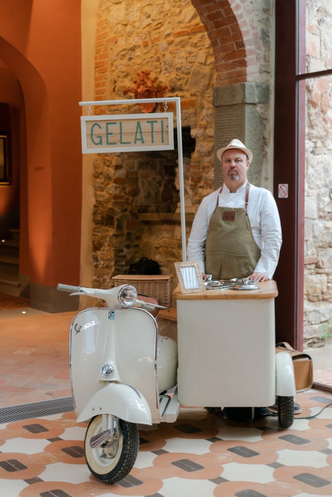 Vespa con gealto per Il matrimonio di Sarah e Andrew in Toscana a Vignamaggio organizzato da Blanc Weddings