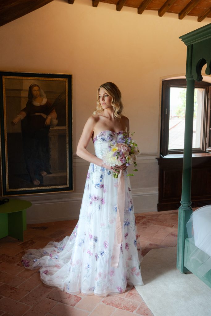 In questa foto la sposa con un abito con fiori colorati 