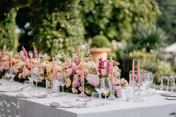 In questa foto una mise en place di matrimonio con fiori dai colori pastello