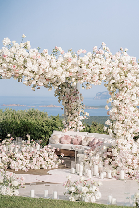 In questa foto un allestimento floreale di matrimonio 2024 con arco di rose 