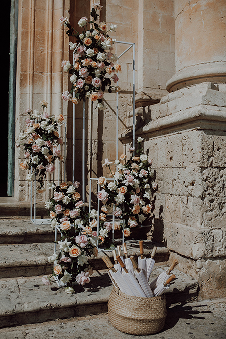 In questa foto l'ingresso in chiesa con una composizione floreale di rose