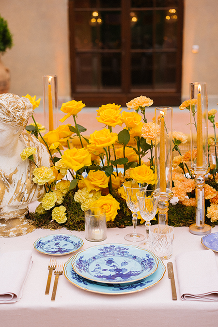 In questa foto una mise en place con fioru di matrimonio gialli