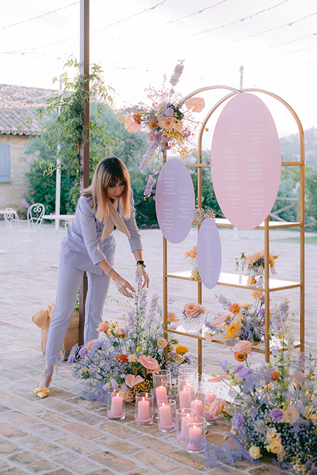 In questa foto un allestimento floreale nel tableau de mariage matrimonio 2024