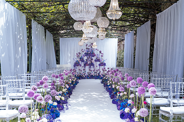 In questa foto un allestimento floreale di matrimonio 2024 sui toni del blu e del lilla