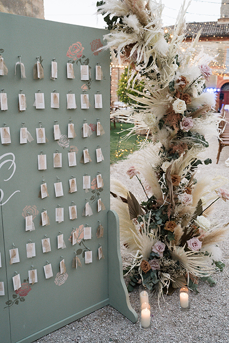 In questa foto un allestimento floreale nel tableau de mariage matrimonio 2024