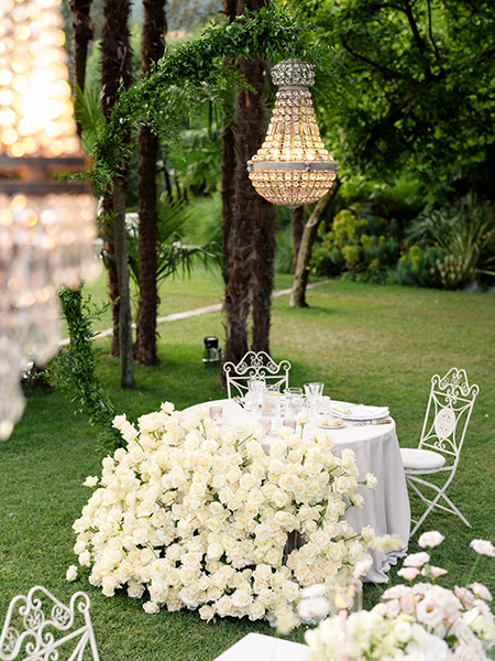 In questa foto una composizione floreale di rose bianche per il matrimonio