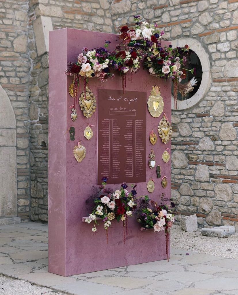 In questa foto un allestimento floreale nel tableau de mariage matrimonio 2024