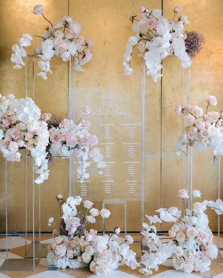 In questa foto un allestimento floreale nel tableau de mariage Anna Chiatto
