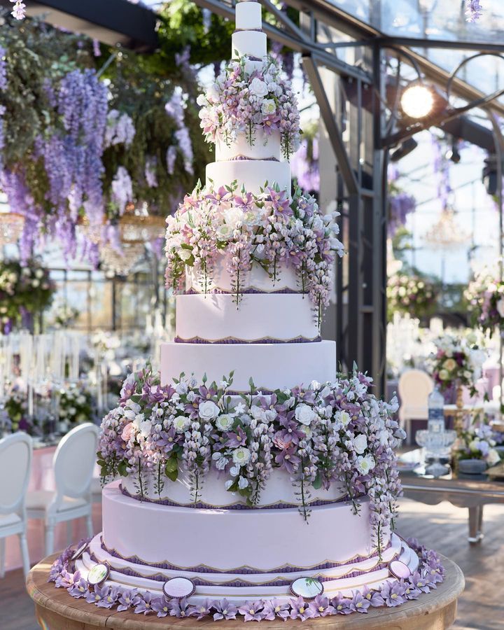 In questa foto un allestimento floreale sulla torta di nozze