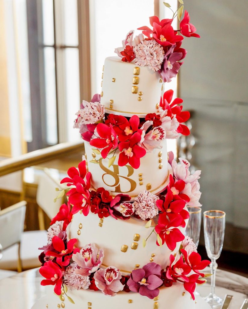 In questa foto un allestimento floreale sulla torta di nozze
