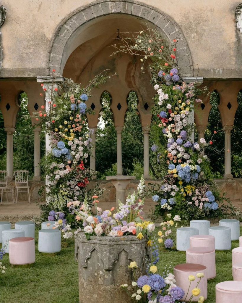 In questa foto un allestimento floreale di matrimonio 2024 con arco con fiori colorati