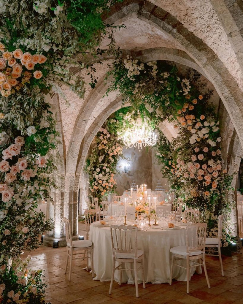 In questa foto un allestimento aereo floreale di matrimonio 2024 flowers 