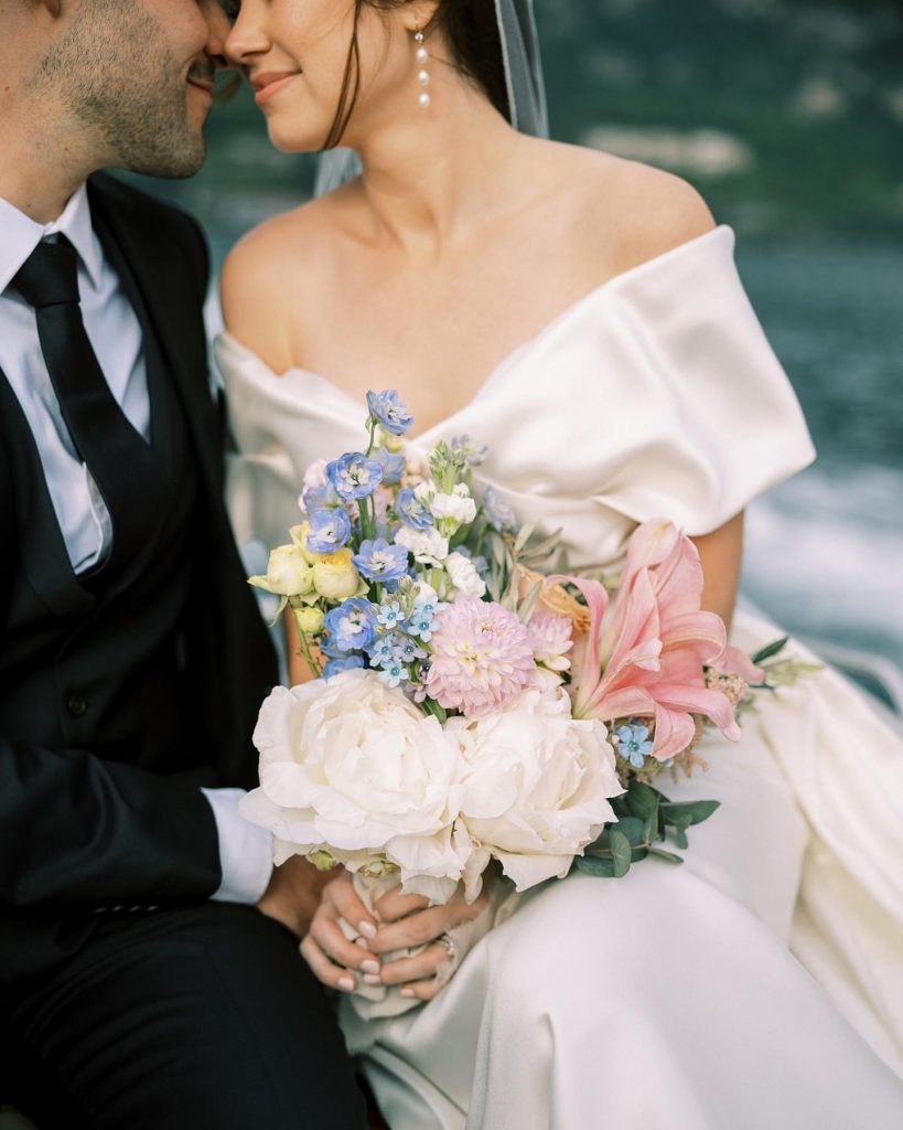 In questa foto la sposa con bouquet con fiori con colori pastello