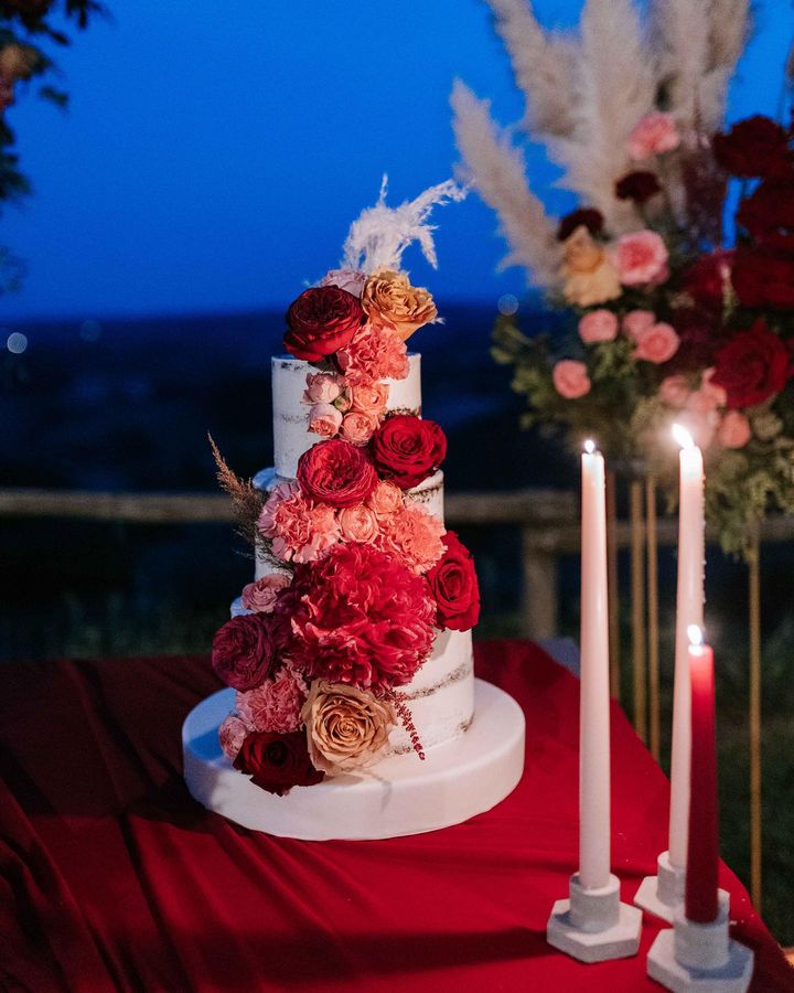 In questa foto un allestimento floreale sulla torta di nozze 2024