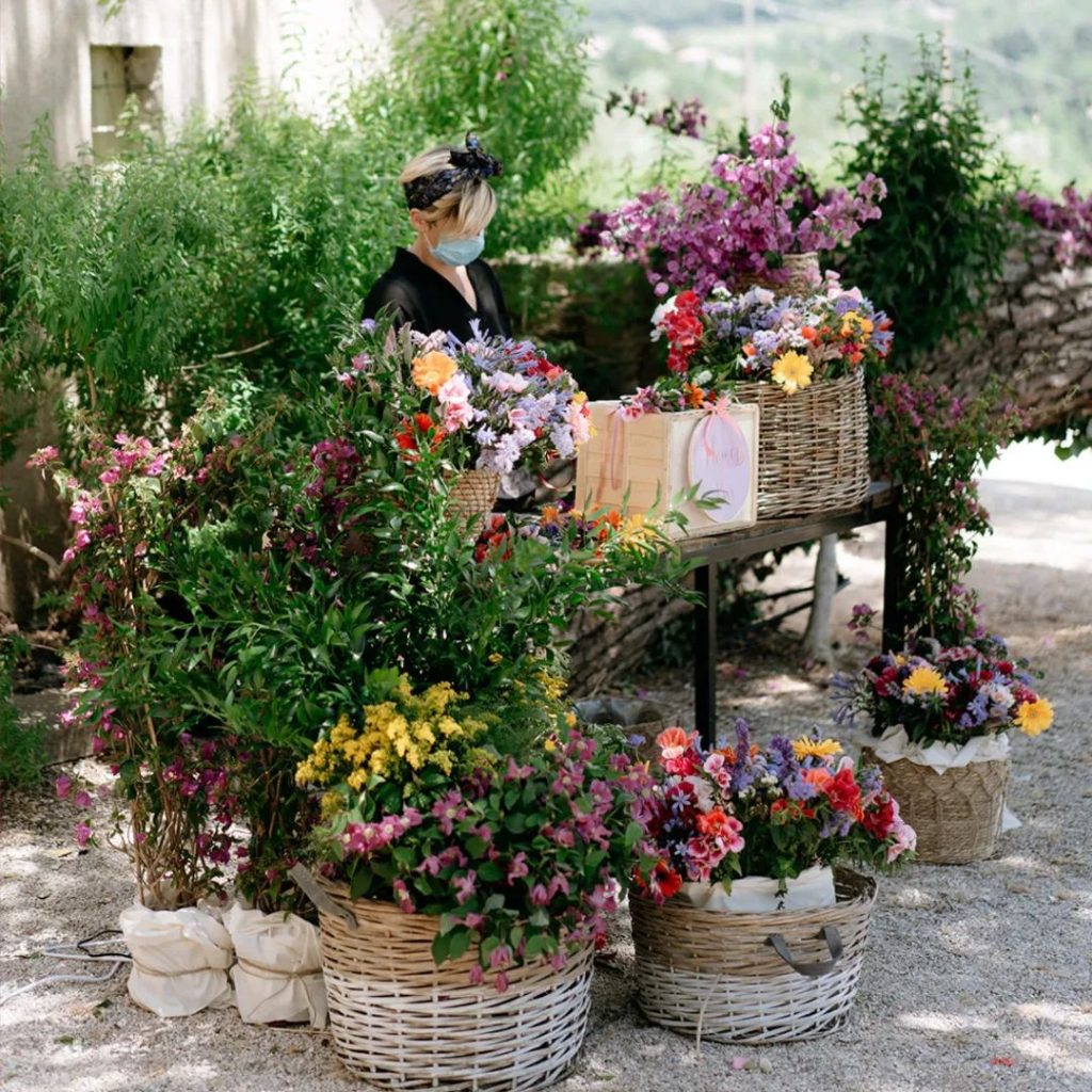 In questa foto un flower bar matrimonio 2024