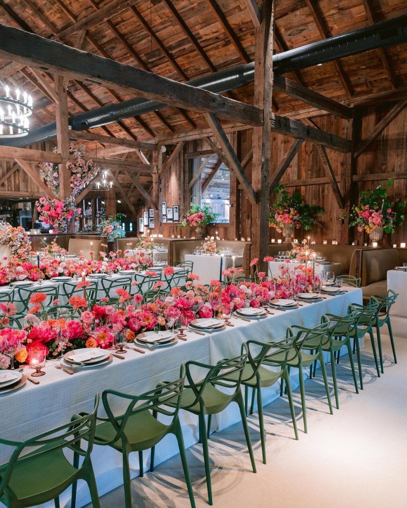 In questa foto tavoli del matrimonio con fiori rosa 