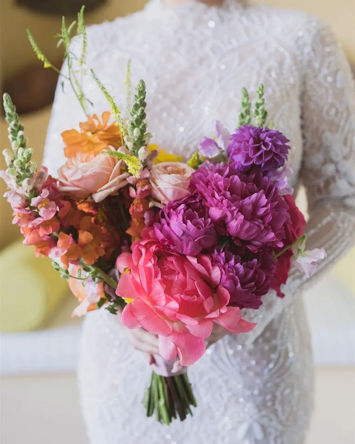 In questa foto un bouquet con fiori di matrimonio colorati