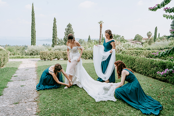 In questa foto di Francesco Frippa la sposa con le damigelle.