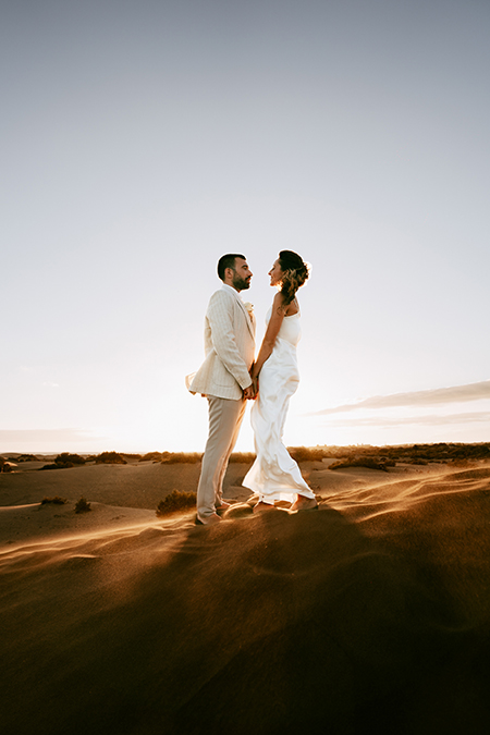 In questa foto di Francesco Frippa una coppia di sposi nel deserto